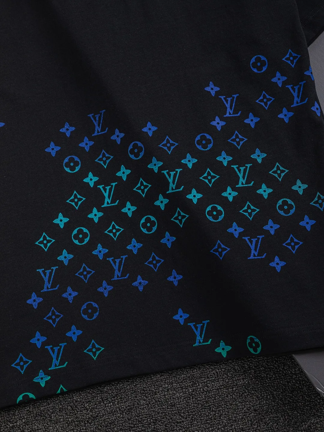 🅿️210 Louis Vuitton 1V micro-wide version S-Xl 25SS LV new product counter catwalk style, heavy letter embroidery stitching colorful print on the chest 🪡 Embroidered logo, same style for men and women! Short-sleeves are not the same as the general public, but must be unique and eye-catching. This LV short-sleeves is all about quality, comfort, consistent style, fashion, including fabrics and cutting techniques, all of which have been made with great effort! 320 grams of washed pure cotton fabric, pure cotton is breathable, very refreshing and comfortable for daily wear. The rib knitting on the neckline is smooth and tight, and the neckline will not be skewed if you toss it at will. The loose version, you will find that it looks really good on the upper body. The overall is minimalist and neat, super versatile for daily use! Pair it casually with a pair of pants for a youthful look. A T-shirt will make your outfit crazy. It is a fashionable item that can never go wrong! Color: Black White Size: S-XL Size chart: S: Shoulder width 50-Bust 54-Length 70 M: Shoulder width 52-Bust 56.5-Length 72 L: Shoulder width 54-Bust 59-Length 74 XL: Shoulder width 56-Bust 61.5-Length 76